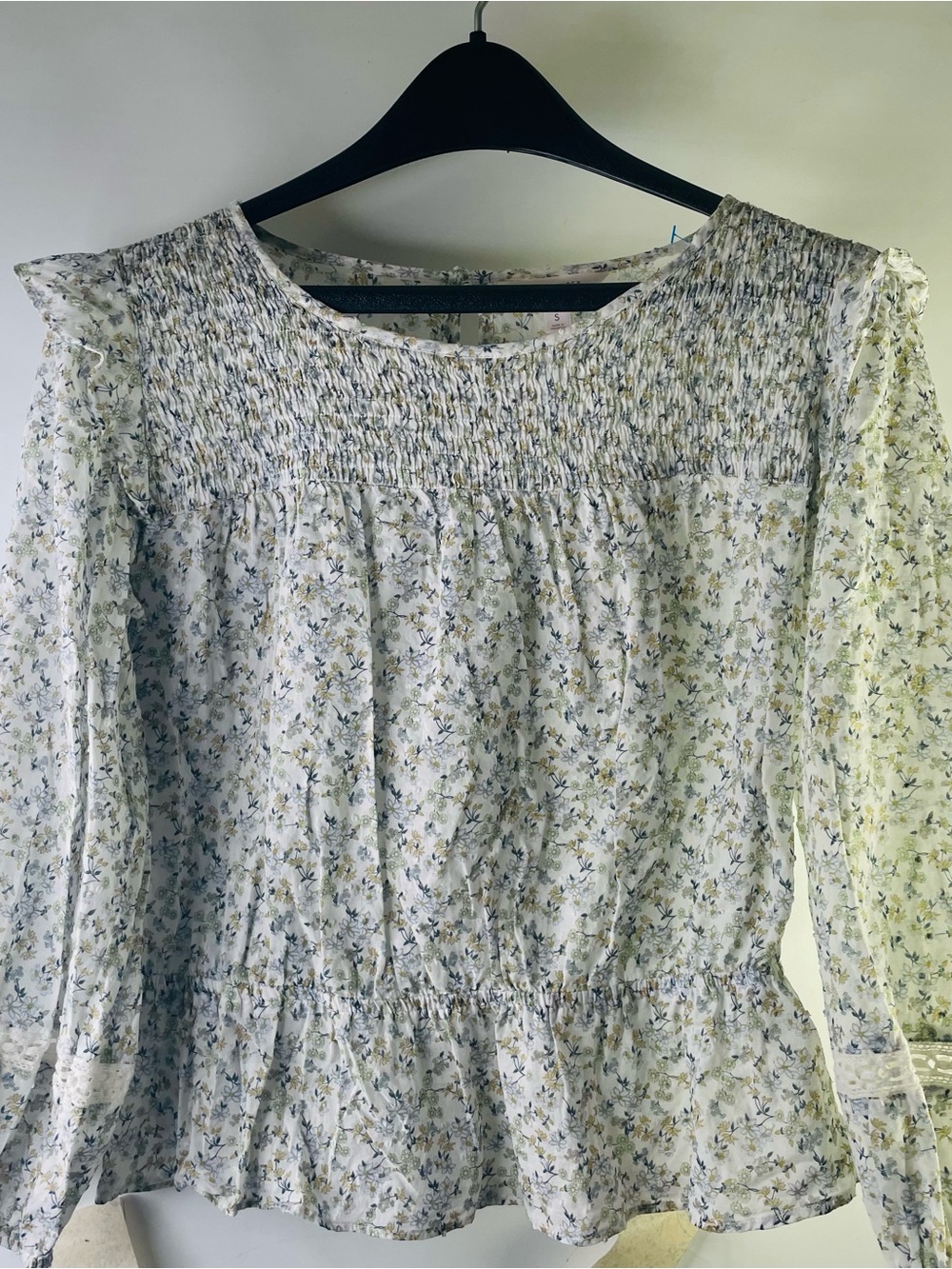 LC Lauren Conrad White Floral Smocked Peplum Blouse Ruffled Shoulders Size S
